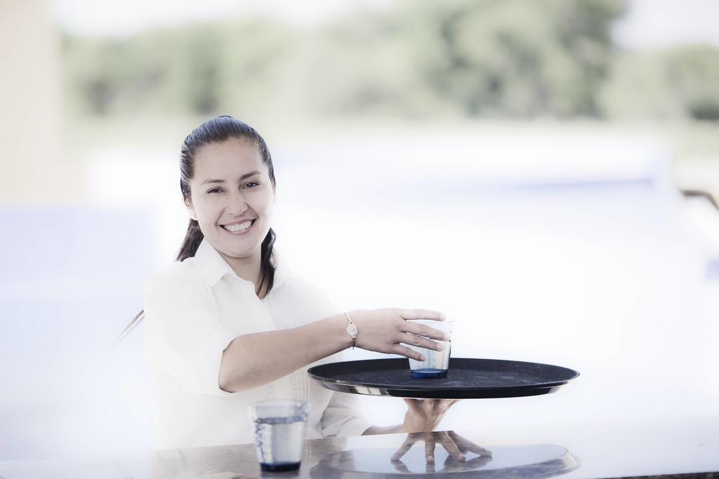 Grace Cafayate Hotel Luaran gambar A waitress at work