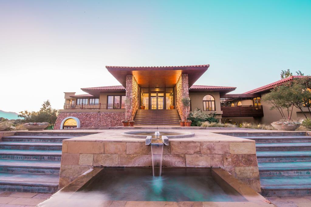 Grace Cafayate Hotel Luaran gambar Fountain at the entrance of the hotel